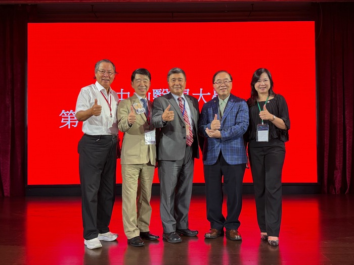 中山醫大校友總會歷任理事長(左起)陳長泰、吳定中、鄭英傑、何黎星與林佳憓齊聚交接典禮，展現薪火相傳的深厚情誼與世代傳承的期盼。圖片