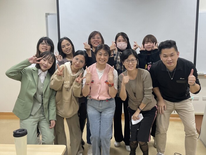 護理系副教授莊小玲(前排右二)打破「觀摩式」學習方式，將課堂主導權還給學生。圖片