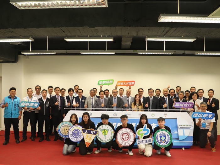 In the future, CSMU’s Department of Occupational Safety and Health will collaborate with MRT-related courses, introducing core competencies such as “transportation safety management,” “risk assessment,” and “smart monitoring” to help build a safe and reliable MRT system.圖片