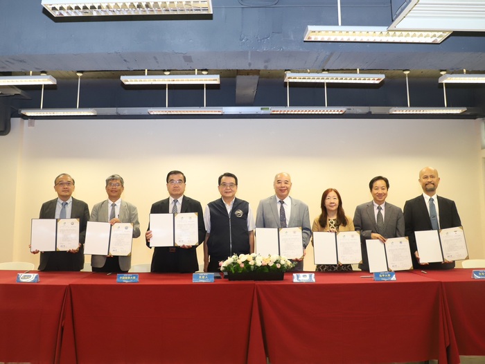 Vice President Hsien-Ying Sung (first from right) emphasized that CSMU will integrate medical and occupational safety education to promote sustainable urban development.圖片