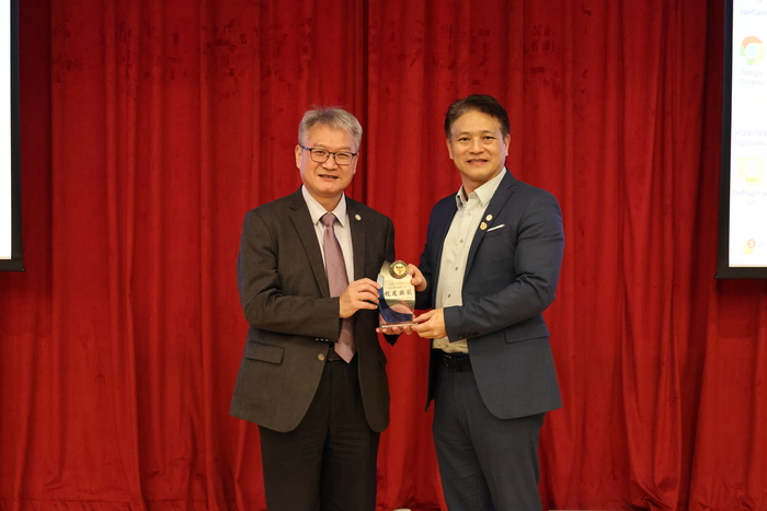 黃建寧校長(左)及葉晉毓，臺灣輔康醫療器材股份有限公司董事長(右)圖片