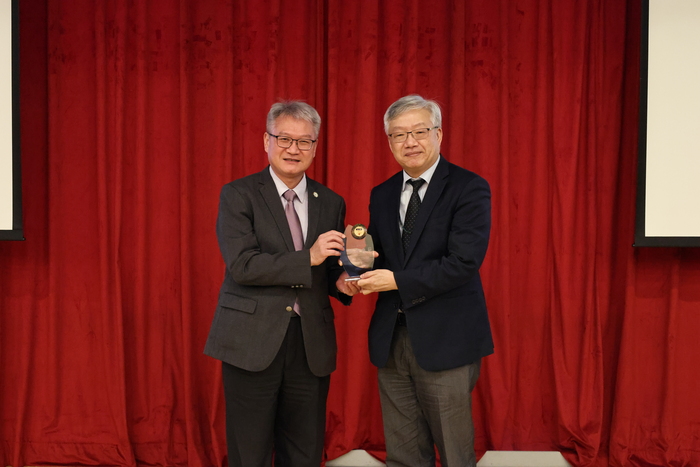 黃建寧校長(左)及林俊哲副校長(右)圖片