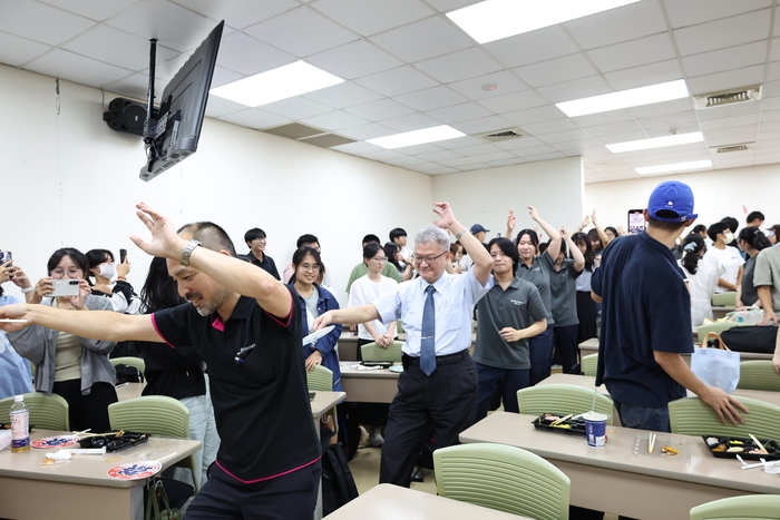德島大學師生安排日本傳統阿波舞展現日本文化魅力,增進台日學生情誼。圖片