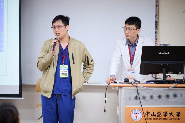 神經外科醫師陳建翰(右)與蔡裕鴻引導學生模擬急診情境，體驗醫療判斷與臨床溝通的挑戰。