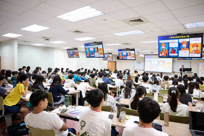 高中生物科技營中，心臟內科醫師莊曜聰透過活潑的動畫形式帶領學生了解心律異常的判讀。