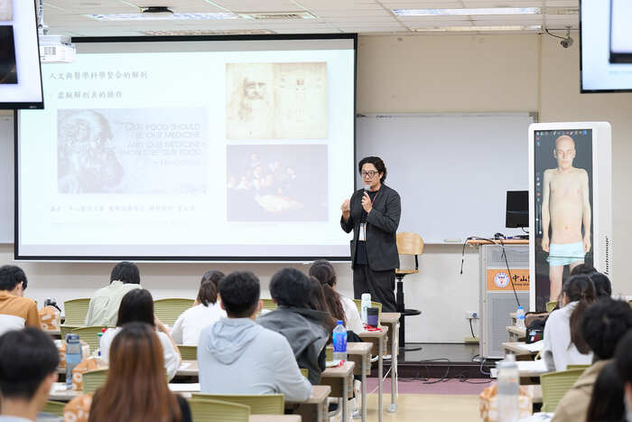 解剖學科主任曾拓榮教授帶領「人文與醫學科學整合的解剖──虛擬解剖桌的操作」課程