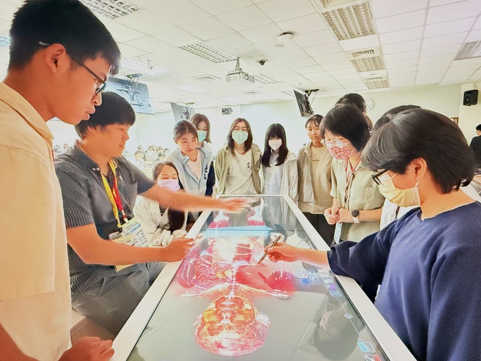 學生使用虛擬解剖桌，透過數位筆進行解剖操作，加深對器官位置與病理變化的理解。