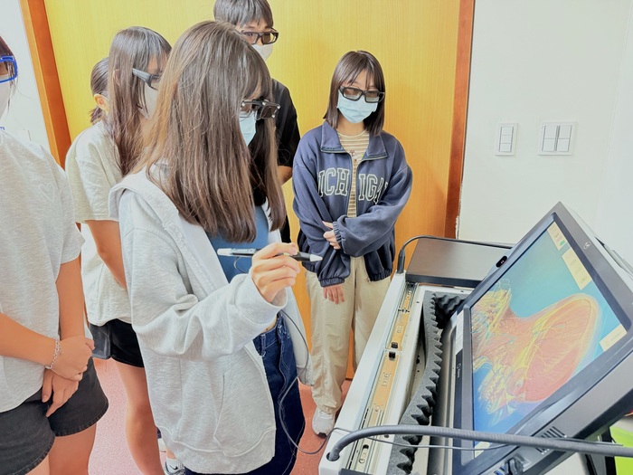 學生配戴 3D 立體眼鏡，透過zSpace觀察人體構造，體驗沉浸式學習。