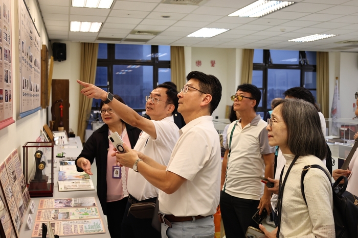物治系校友走訪校史室，回顧母校發展歷程，重溫40年求學歲月。圖片