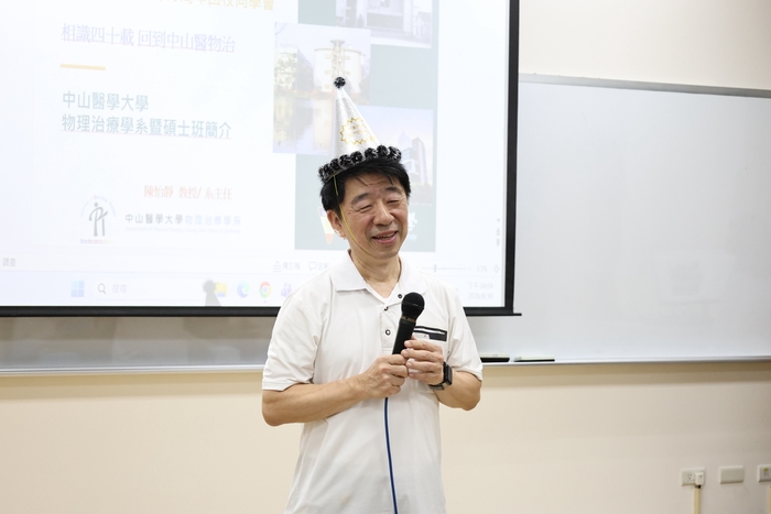 物治系校友吳定中致贈系務發展基金，回饋母系、支持學系持續培育優秀人才 。圖片