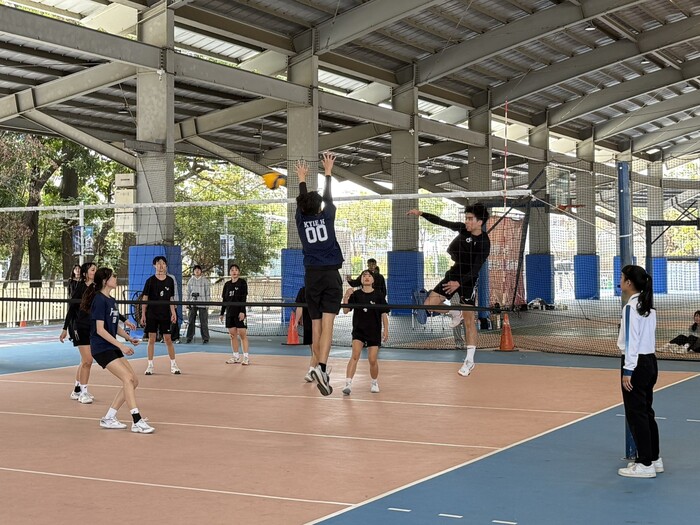 中山醫大與輔英科大在排球場上競技，角逐冠軍賽資格。圖片