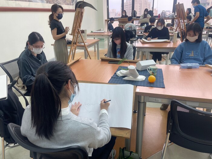 中山醫大通識課程透過素描實作培養美學素養，深化學生的觀察力與醫學人文涵養。圖片