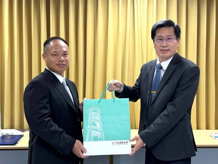 03-中山醫大醫科院長余豐益(右)感謝立富畜牧場負責人劉芸富的慷慨捐贈。圖片