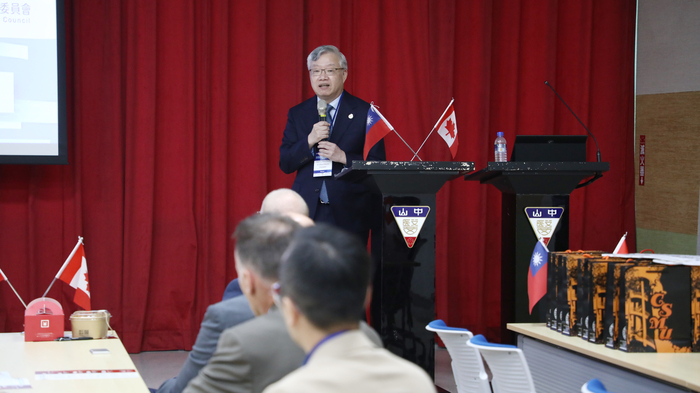 中山醫大校長林俊哲提及大學應成為串聯學術界的重要平台，促進知識交流與創新應用。圖片