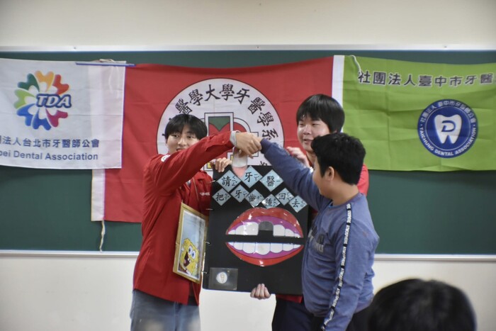 牙醫學系口腔衛生推廣服務隊進行手工書教學，利用生動精美的互動學習教材，幫助學童專心有效的學習口腔相關知識。圖片