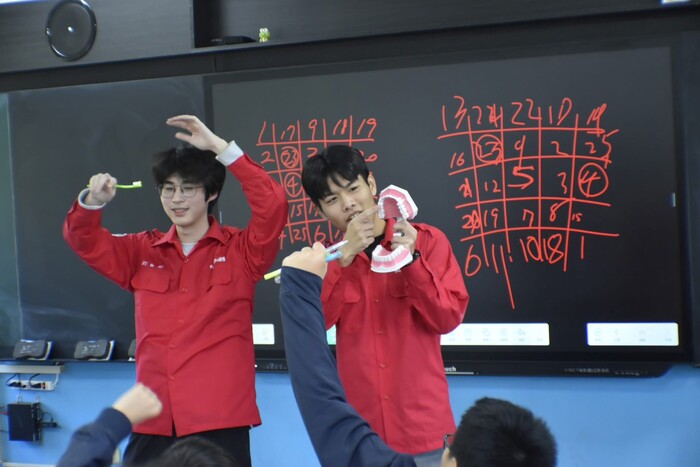 中山醫大口腔衛生服務隊以輕鬆活潑的方式，讓學童在快樂中學會正確的貝氏刷牙方法。圖片