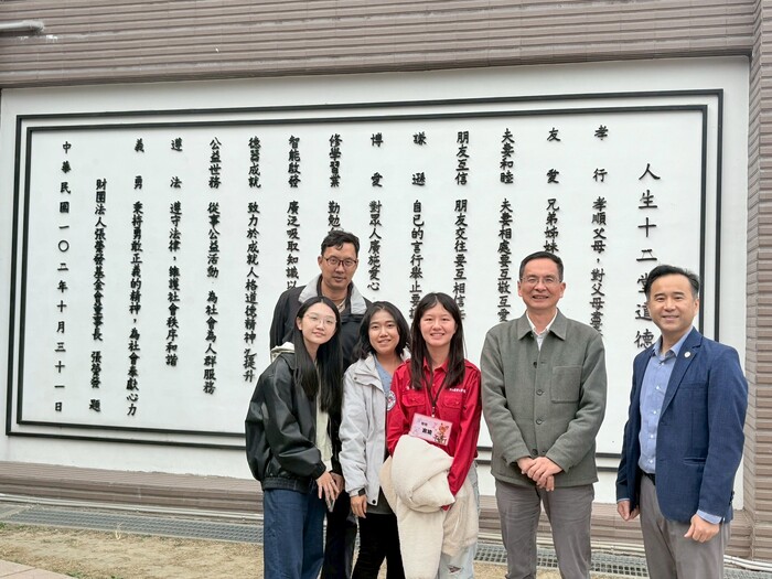 中山醫大學務長徐慶琳(右一)和樟湖生態小學校長陳清圳(右二)，和口腔衛生服務隊隊長張宸瑜(右三)合影。圖片