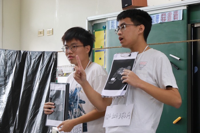 醫學系心之谷公衛劇演出，用戲劇的方式讓學童認識人體的免疫機制。圖片