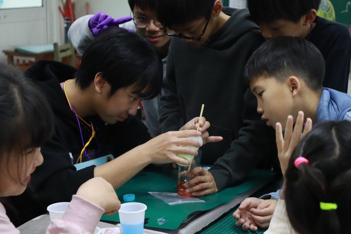 醫學系心之谷小小實驗室課程，學童認真投入。圖片
