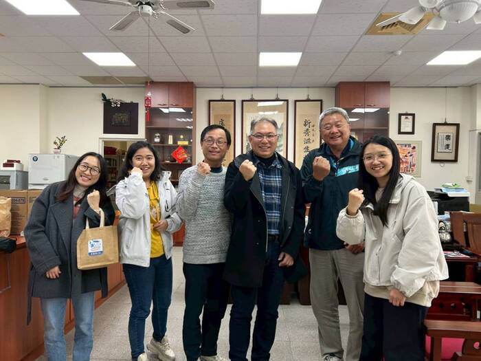 中山醫大課外活動組主任李健群(右三)、新庄國小校長吳文輝(右二)、學務主任李世宏(左三)等人合影。圖片