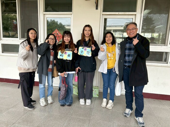 醫學系心之谷隊長謝子婕(右三)、副隊長林昀蓁(右四)與中山醫大師長合影。圖片