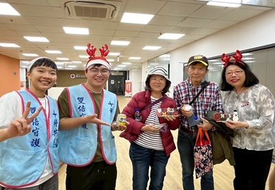中山醫大學生協助失智照護中心舉辦聖誕活動，陪伴失智症患者與家屬一起同樂，透過節慶互動增添生活中的歡樂與陪伴。