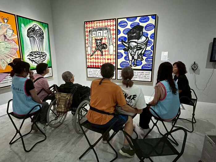中山醫大與國美館合作辦理失智症家庭導覽，學生陪伴失智症家庭走進美術館，透過藝術體驗增添生活中的交流與陪伴。圖片