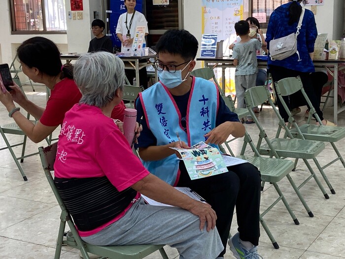 中山醫大失智照護中心走進社區推動失智識能宣導，讓失智症患者與家屬獲得更多疾病認識與照護知識，面對失智照護更有準備。圖片