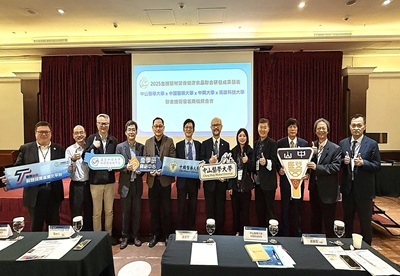 封面-中山醫大攜手中興大學、中國醫大與高科大舉辦跨校技術亮點與合作媒合，現場氣氛熱絡。