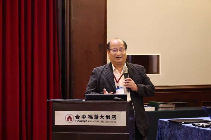 中山醫大醫技系教授林培正提出的「視覺保健創新研發技術平台」展現研發能量。圖片